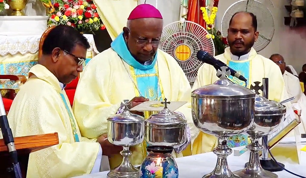 முன்னாள் ஆயர் இவோன் அம்புரோஸ் தலைமையில் நடைபெற்ற உபகாரிகளுக்கான திருப்பலி.